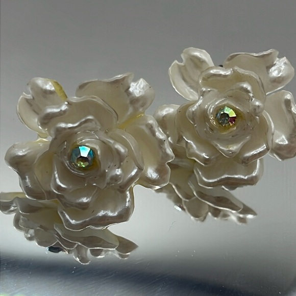 Vintage White Flower Screw Back Earrings. - Picture 1 of 5